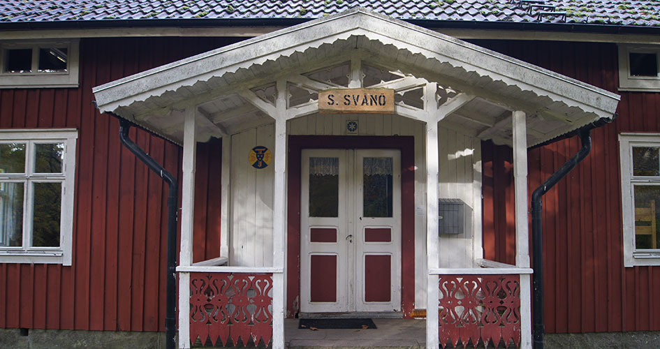 Entré Svanöstugan.