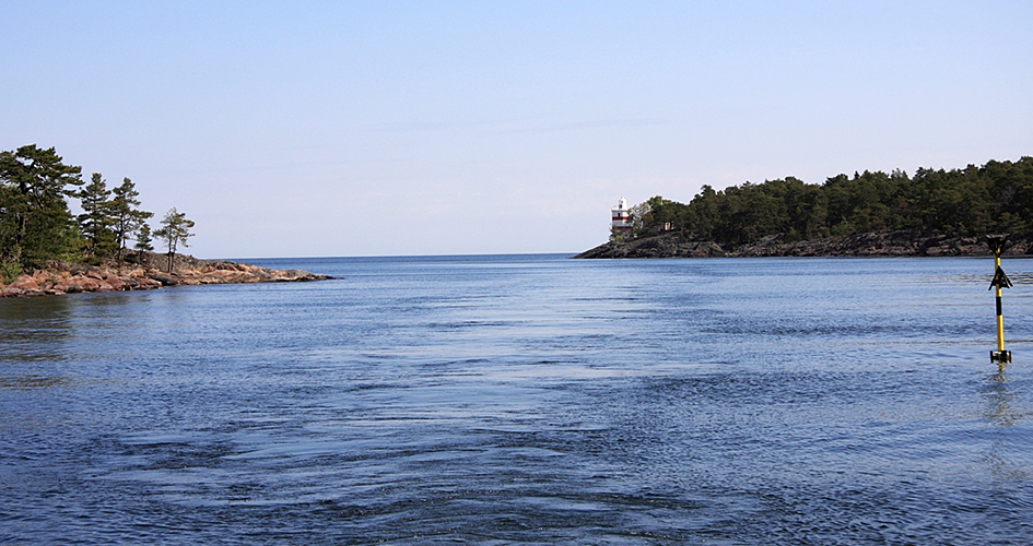 Ett fyrtorn syns till höger i bild vid Malbergshamn.