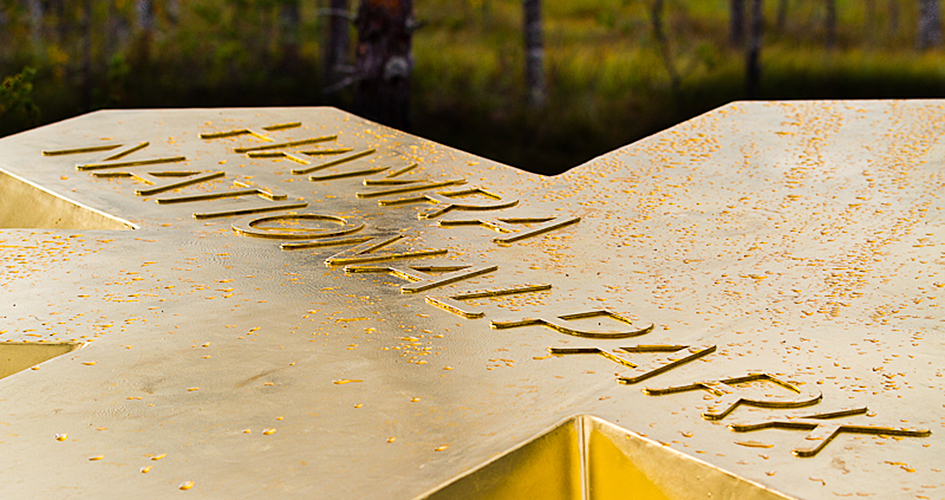 Närbild av guldstjärnan, symbolen för Sveriges nationalparker.