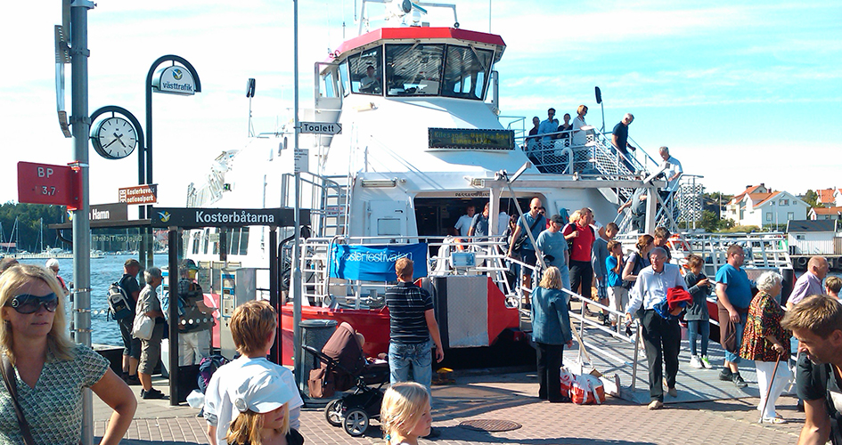 Människor vid Kosterbåten i Strömstads hamn.