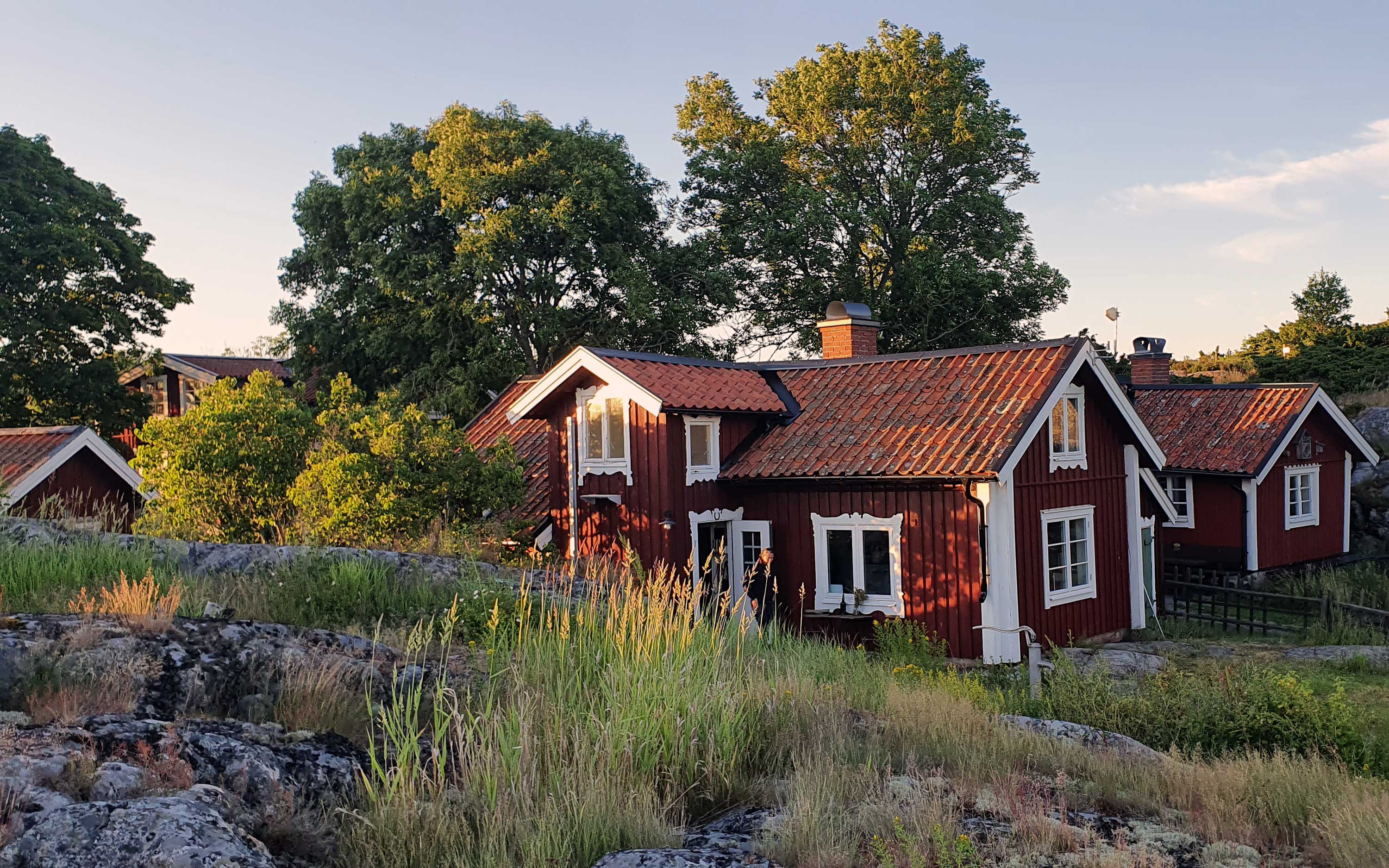 Flera hus i byn på Bullerö