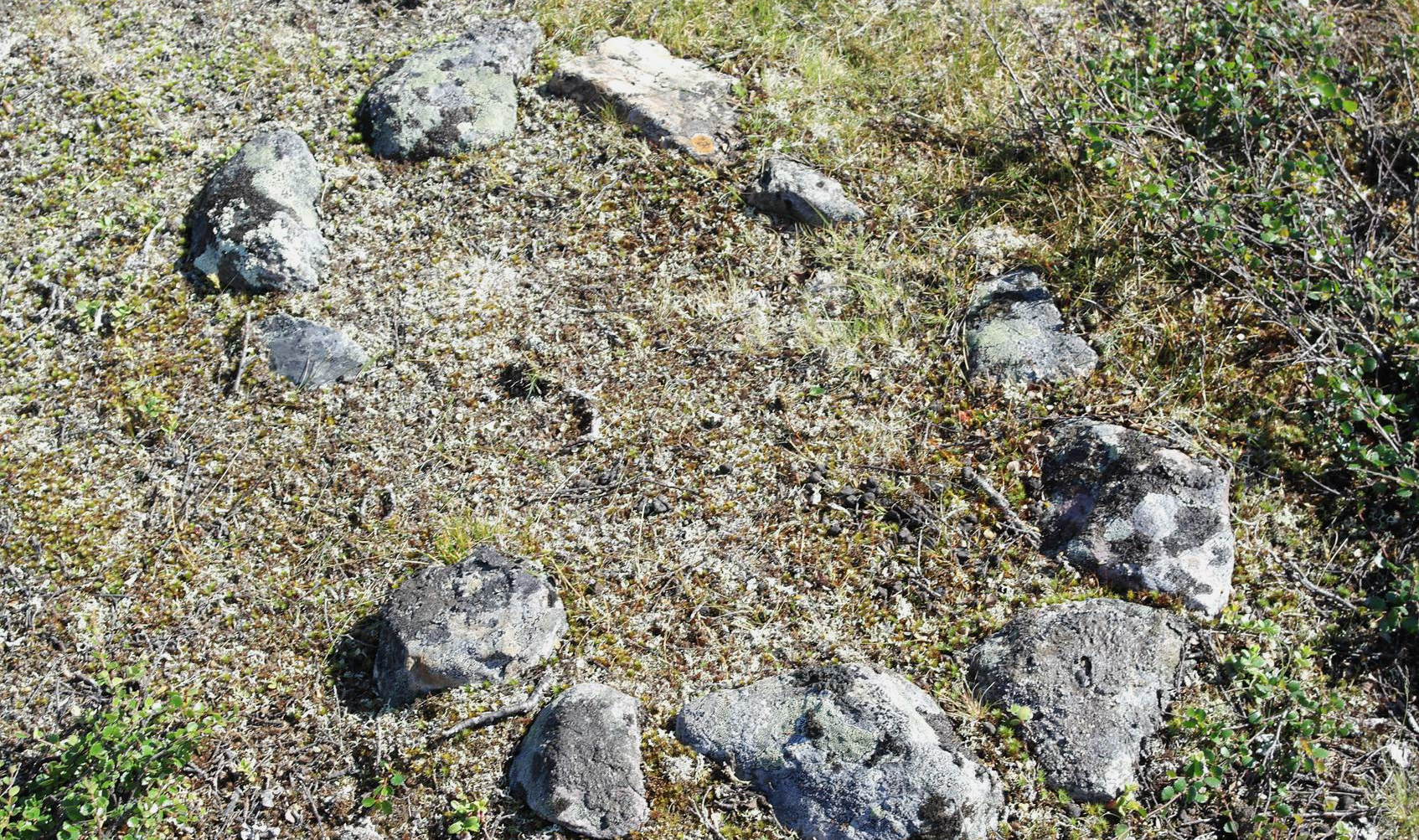 Stenar ligger i en ring på marken, en härd. Padjelanta/Badjelannda nationalpark,  Laponia.
