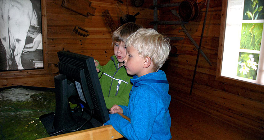 Två barn står i informationsstugan.